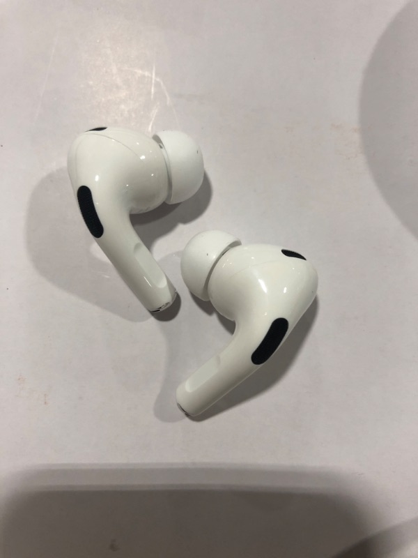 Photo 5 of AirPods Pro (2nd generation) with MagSafe Case (USB?C)