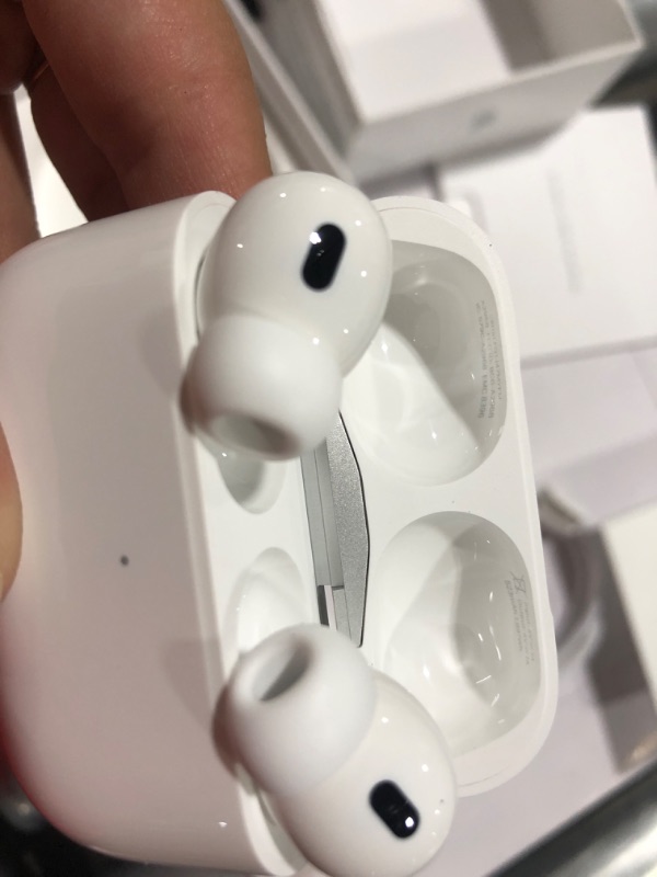 Photo 4 of AirPods Pro (2nd generation) with MagSafe Case (USB?C)