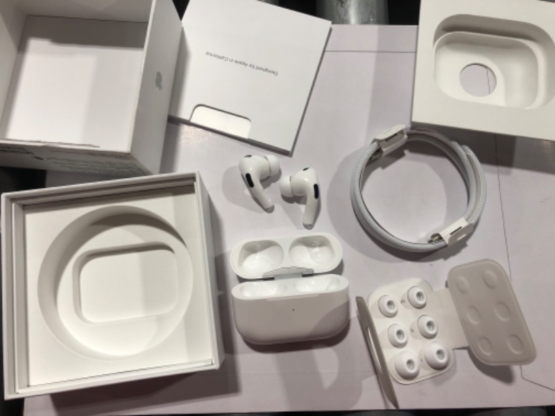 Photo 3 of AirPods Pro (2nd generation) with MagSafe Case (USB?C)