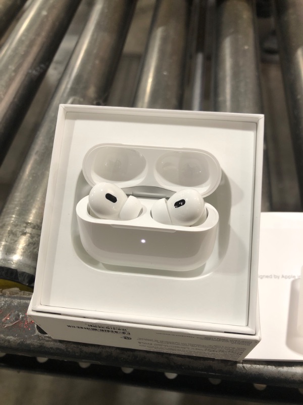 Photo 3 of AirPods Pro (2nd generation) with MagSafe Case (USB?C)