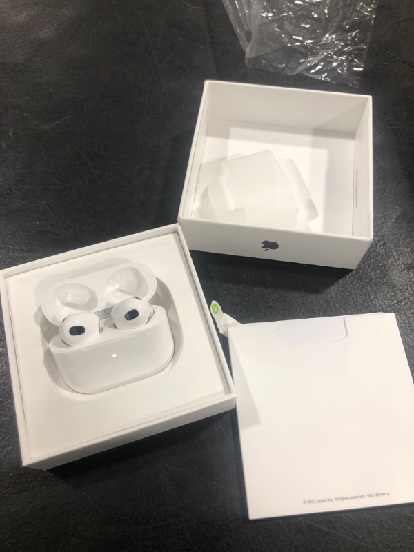 Photo 2 of AirPods Pro (2nd Generation) with MagSafe Case (USB?C)
