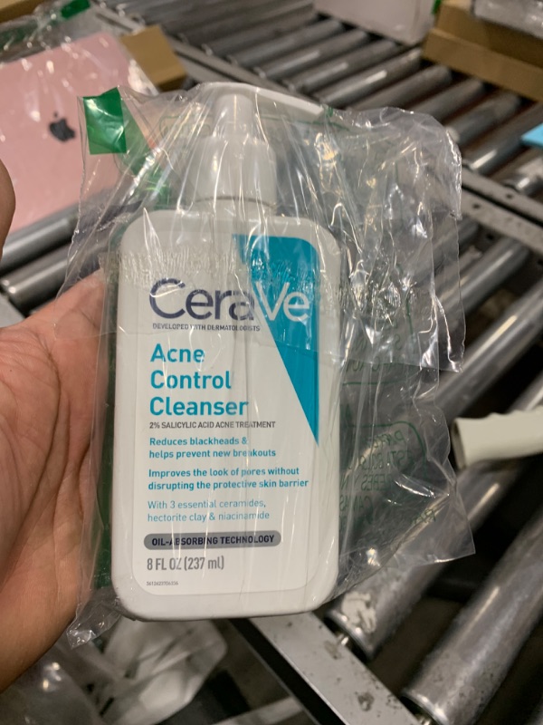 Photo 2 of CeraVe Acne Treatment Face Wash | Salicylic Acid Cleanser with Purifying Clay, Niacinamide, and Ceramides | Pore Control and Blackhead Remover | 8 Ounce