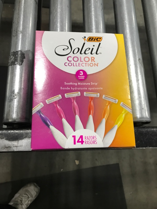 Photo 2 of BIC Soleil Smooth Colors Women's Disposable Razors With Aloe Vera and vitamin E Lubricating Strip for Enhanced Glide, With 3 Blades, 14 Count