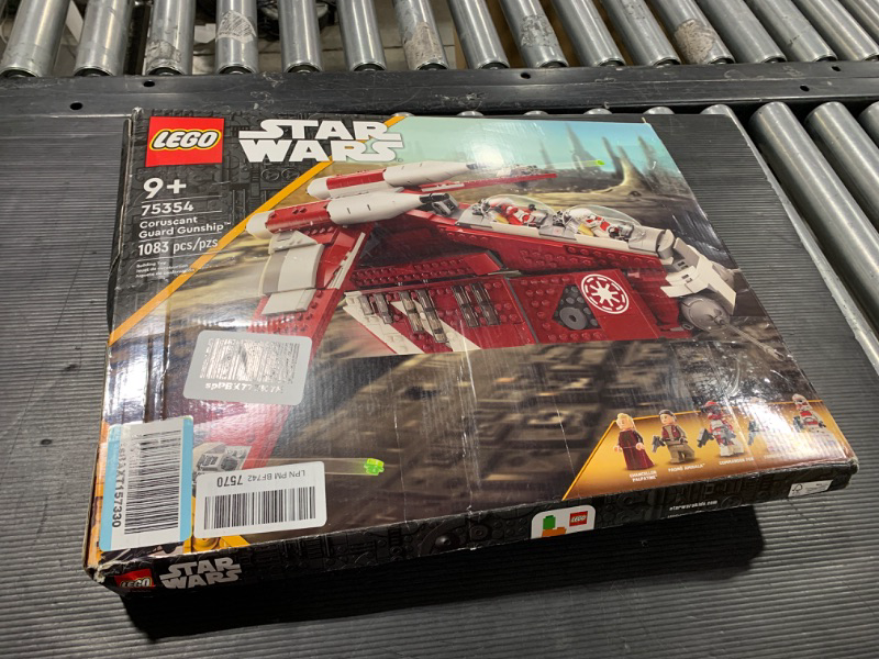 Photo 3 of LEGO Star Wars: The Clone Wars Coruscant Guard Gunship 75354 Buildable Star Wars Toy for 9 Year Olds, Gift Idea for Fans Including Chancellor Palpatine, Padme and 3 Clone Trooper Minifigures