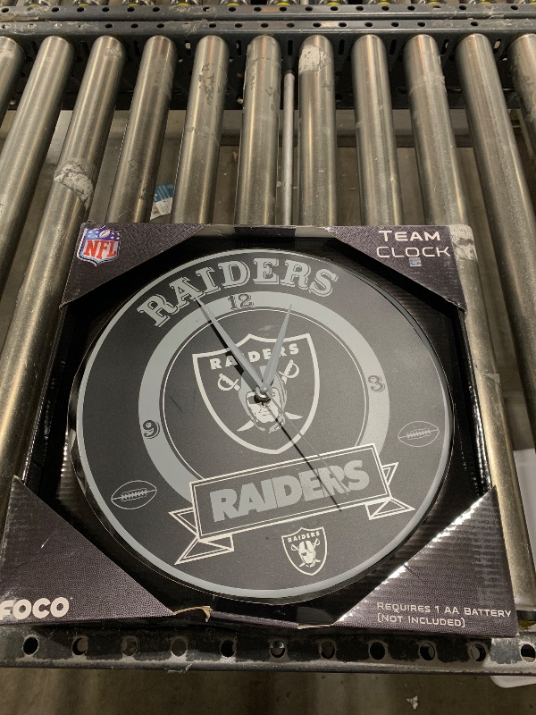 Photo 1 of FOCO Las Vegas Raiders NFL 2019 Bottle Cap Wall Clock