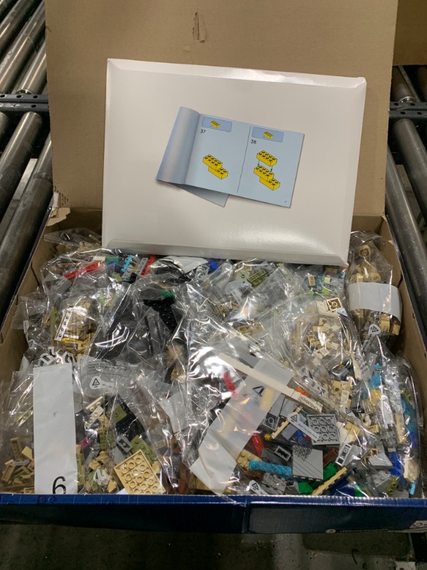 Photo 1 of Harry Potter Hogwarts Castle and Grounds Wizarding Building Set 76419