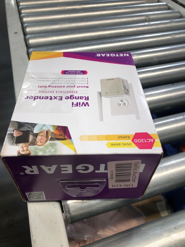 Photo 4 of ** USED AND UNABLE TO TESET** NETGEAR Wi-Fi Range Extender EX6120 - Coverage Up to 1500 Sq Ft and 25 Devices with AC1200 Dual Band Wireless Signal Booster and Repeater (Up to 1200Mbps Speed)