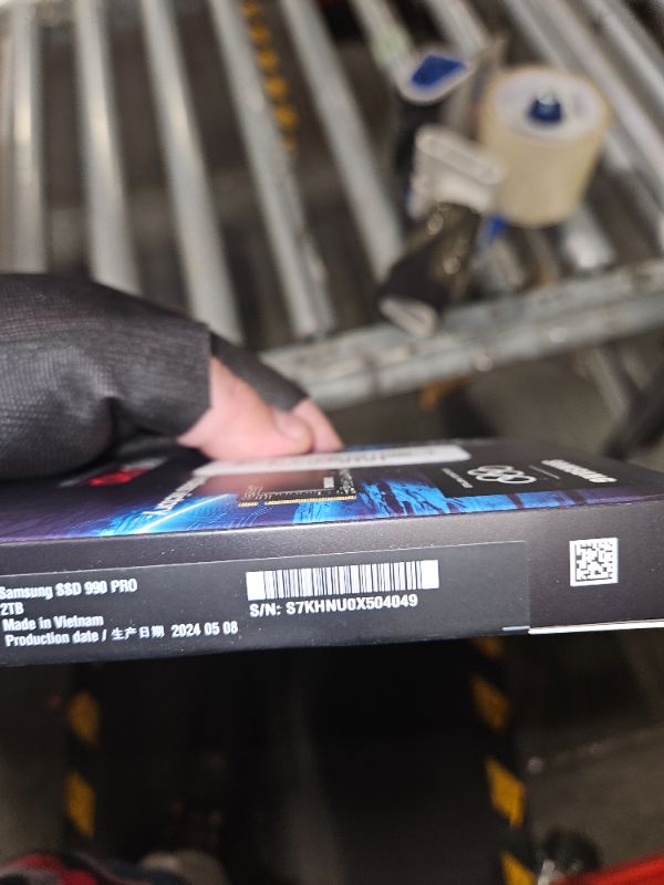 Photo 3 of ***brand new, factory sealed***
SAMSUNG 990 PRO SSD NVMe M.2 PCIe Gen4, M.2 2280 Internal Solid State Hard Drive, Seq. Read Speeds Up to 7,450 MB/s for High End Computing, Gaming, and Heavy Duty Workstations, MZ-V9P2T0B/AM