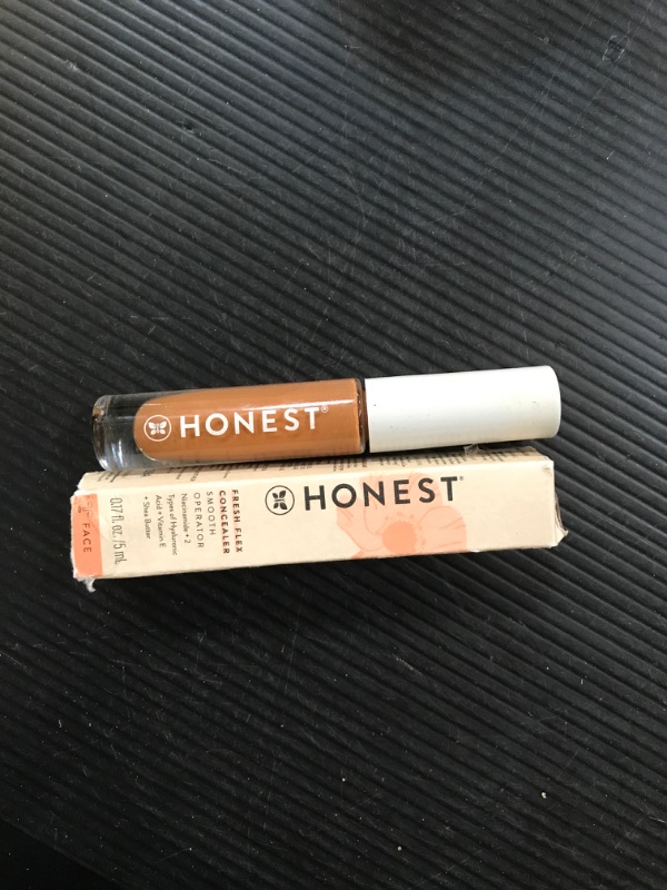 Photo 2 of Honest Beauty Fresh Flex Concealer with Niacinamide + Vitamin E + Hyaluronic Acid | Vegan + Cruelty free | Latte, 0.17 fl oz