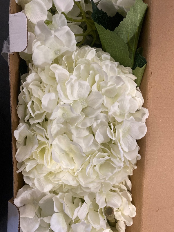 Photo 2 of 3pcs Extra Large Realistic White Hydrangea Artificial Flowers Faux Hydrangea Flowers Fake Hydrangeas Silk Flowers with Stems for Outdoor Wedding Party Office Family Living Room Table Decoration
