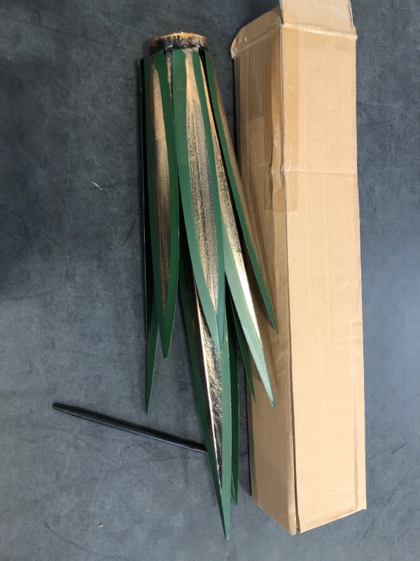 Photo 1 of Large Metal Agave Plant Outdoor Garden Decoration,Outdoor Decorations for Yard,Home Decor Hand Painted Metal Agave Decorative Garden Gift (1 Big Green)