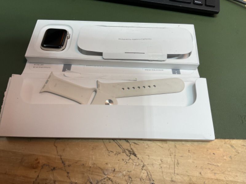 Photo 2 of Apple Watch SE (2nd Gen) [GPS 40mm] Smartwatch with Starlight Aluminium Case with Starlight Sport Band S/M. Fitness and Sleep Trackers, Crash Detection, Heart Rate Monitor, Retina Display