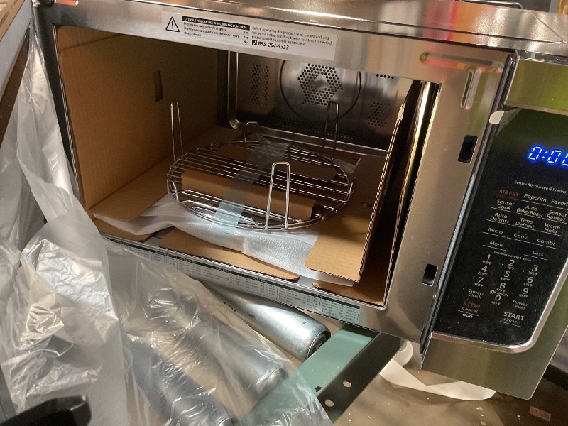 Photo 1 of ***broken glass door still functional, sold for parts
Toshiba Air Fryer Combo 4-in-1 Countertop Microwave Oven, Smart Sensor, Convection, Mute Function, Position Memory 13.6" Turntable, 1.5 Cu Ft, 1000W, Silver, ML-EC42P(SS)