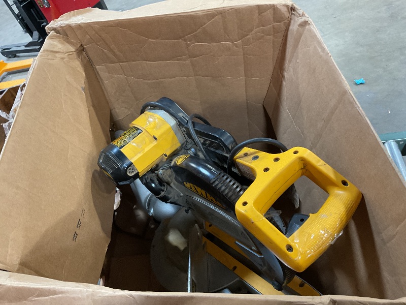 Photo 2 of DeWalt 15 amps 12 in. Corded Compound Miter Saw
