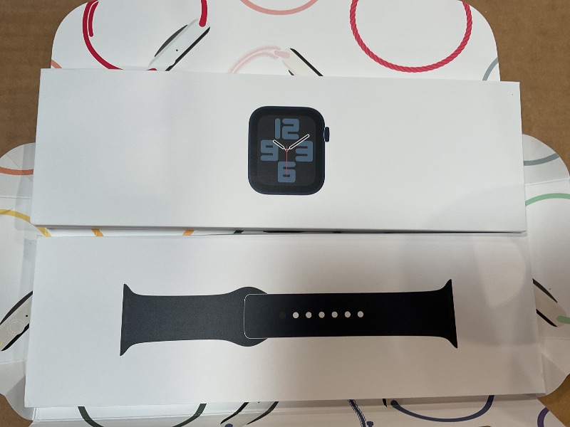 Photo 3 of Apple Watch SE (2nd Gen) [GPS 40mm] Smartwatch with Midnight Aluminium Case with Midnight Sport Band S/M. Fitness and Sleep Trackers, Crash Detection, Heart Rate Monitor, Retina Display