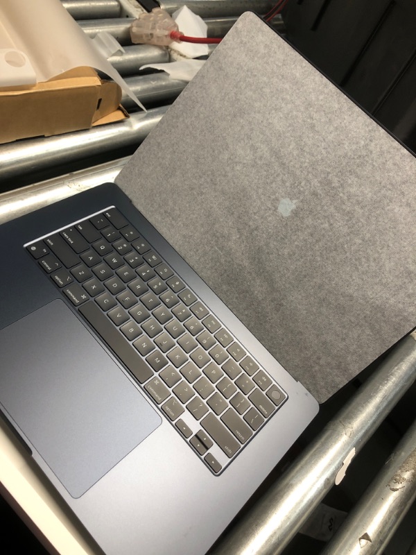 Photo 7 of ***NEW see notes***Apple 2024 MacBook Air 15-inch Laptop with M3 chip: Built for Apple Intelligence, 15.3-inch Liquid Retina Display, 16GB Unified Memory, 512GB SSD Storage, Backlit Keyboard, Touch ID; Midnight