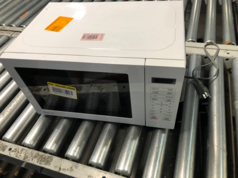 Photo 1 of ***(HEAVILY USED/ SEE NOTES)***
Magic Chef
0.7 cu. ft. 700-Watt Countertop Microwave in White