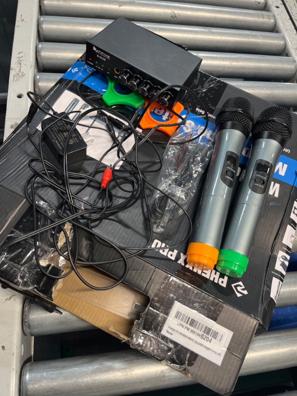 Photo 1 of ****SIMILAR TO STOCK PHOTO*****

Wireless Microphone System, Metal Wireless Mic Set with Case,Handheld Cordless Dynamic Microphones for Singing, Karaoke, Church, DJ, 2x30 UHF Adjustable Frequencies,200ft Range 