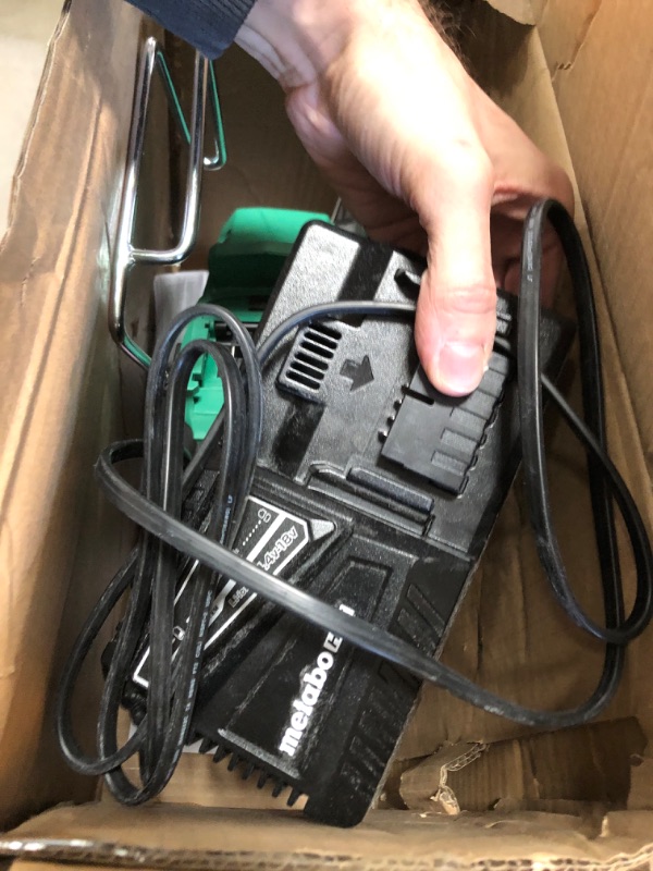 Photo 3 of ****MISSING BATTERY******

Metabo HPT Cordless 18V MultiVolt™ Framing Nailer Kit | 21 Degree Magazine | Round Head Nails from 2-Inch up to 3-1/2-Inch | 1-18V 4.0Ah Li-Ion Battery w/Fuel Gauge | NR1890DRST