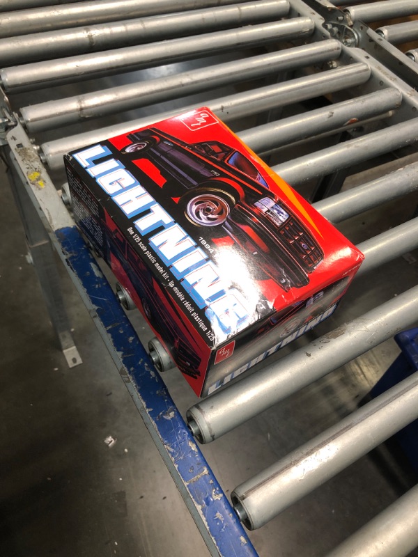 View 3 of AMT 1994 Ford F-150 Lightning Pickup 2T 1:25 Scale Model Kit