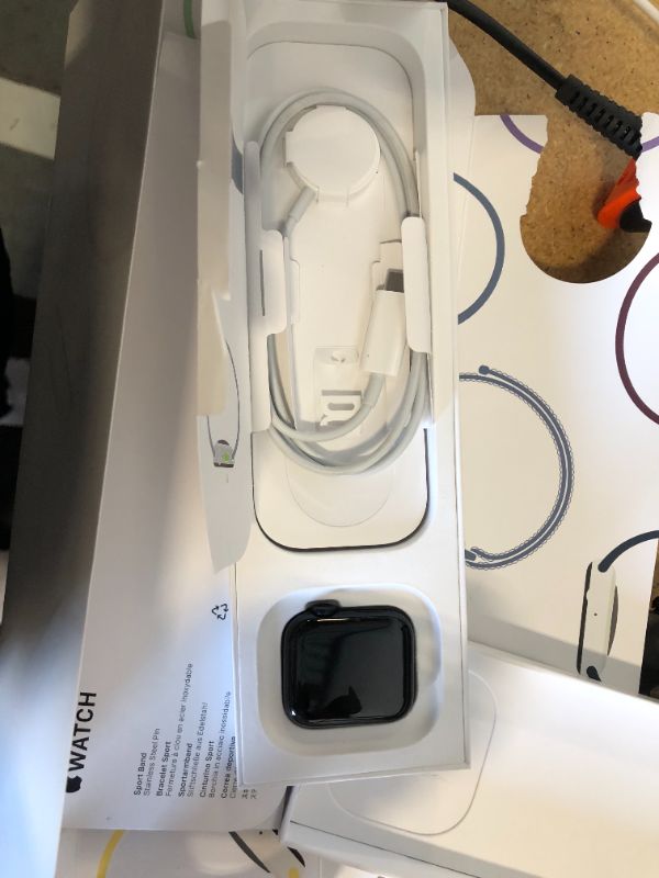 Photo 7 of ---------------BID AT YOUR OWN RISK--------Apple Watch SE 2nd Generation (GPS) 40mm Midnight Aluminum Case with Midnight Sport Band - S/M - Midnight
