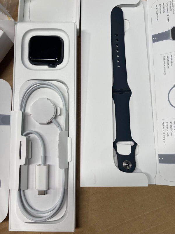 Photo 3 of ---------------BID AT YOUR OWN RISK--------Apple Watch SE 2nd Generation (GPS) 40mm Midnight Aluminum Case with Midnight Sport Band - S/M - Midnight
