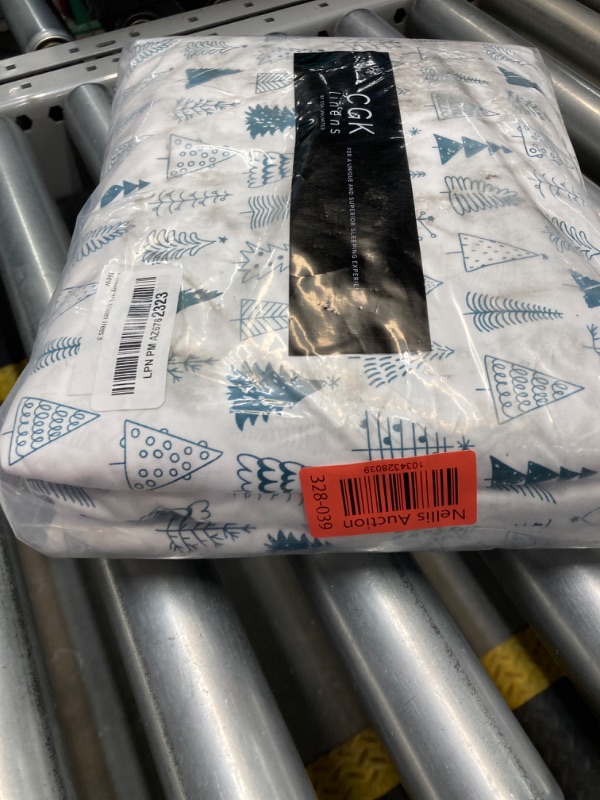 Photo 1 of Queen Christmas Tree Sheet Set - Holiday Xmas Pattern Linen Set - Deep Pockets - Snug Fit - 4 Piece - Wrinkle Free - Comfy & Cooling Festive Winter Bedding - Easy To Care For - Kid Friendly