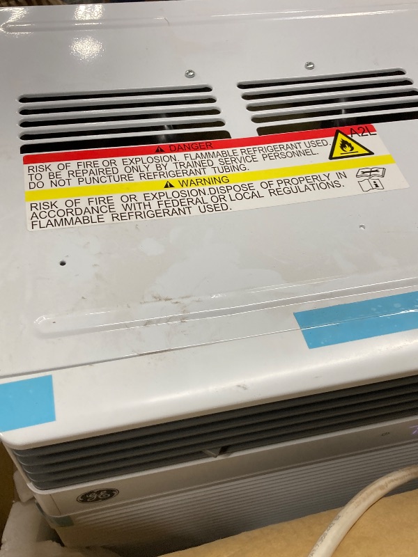 Photo 2 of ****DOES NOT WORK PROPERLY/TURNS OFF AT LOW TEMPERATURES****GE
8,000 BTU 115-Volt Smart Window Air Conditioner for 350 Sq. Ft. in White with Wi-Fi and Remote ***(DAMAGE AIR CONDITIONER RUNS BUT CUTS OFF AT LOWER TEMPERATURES  EXAMPLE 65 DEGREES, BOX RIPPE