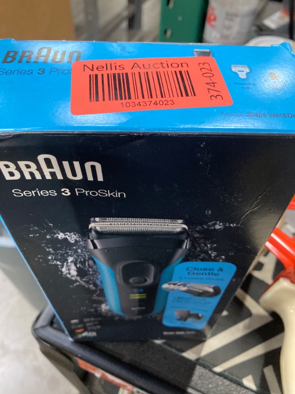 Photo 2 of Braun Series 3 Shaver, Wet & Dry, 3040s