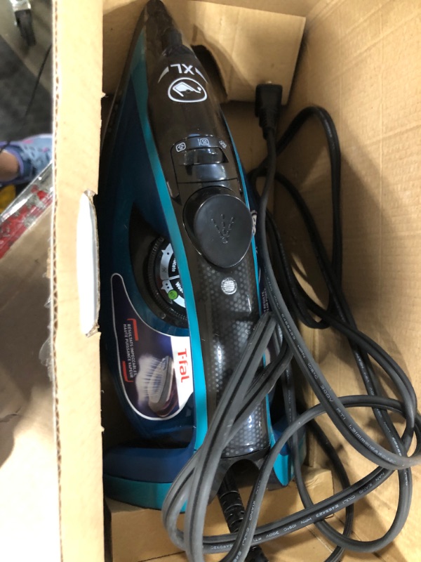 Photo 2 of ***CHECK DAMAGE IN REAL IMAGE***/***NO RETURN***
T-Fal Ultraglide Plus Steam & Garment Iron with Durilium Soleplate, 1800 watts, Teal, FV5841U0