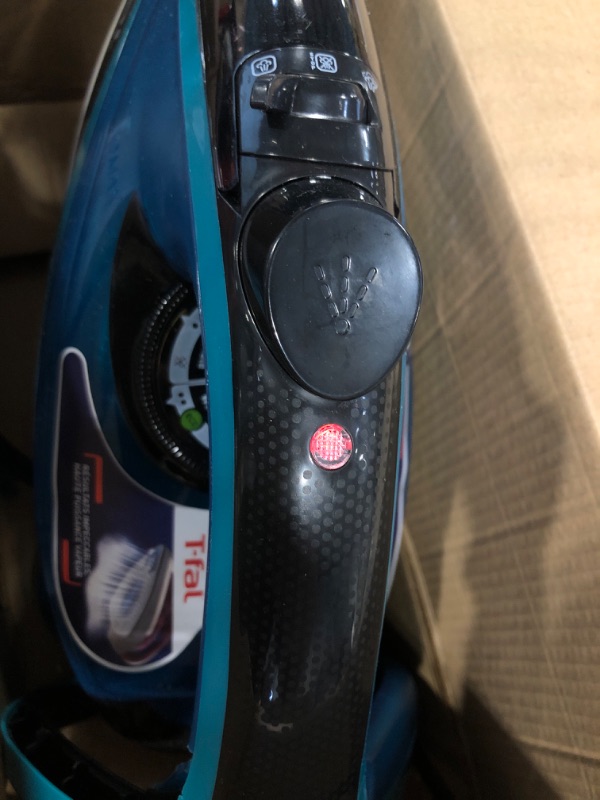 Photo 3 of ***CHECK DAMAGE IN REAL IMAGE***/***NO RETURN***
T-Fal Ultraglide Plus Steam & Garment Iron with Durilium Soleplate, 1800 watts, Teal, FV5841U0