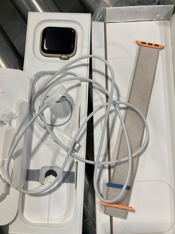 Photo 2 of ***dead battery, unable to test**Apple Watch SE (2nd Gen) [GPS 40mm] Smartwatch with Starlight Aluminum Case with Starlight Sport Loop. Fitness & Sleep Tracker, Crash Detection, Heart Rate Monitor, Carbon Neutral Starlight Aluminum Case with Starlight Spo