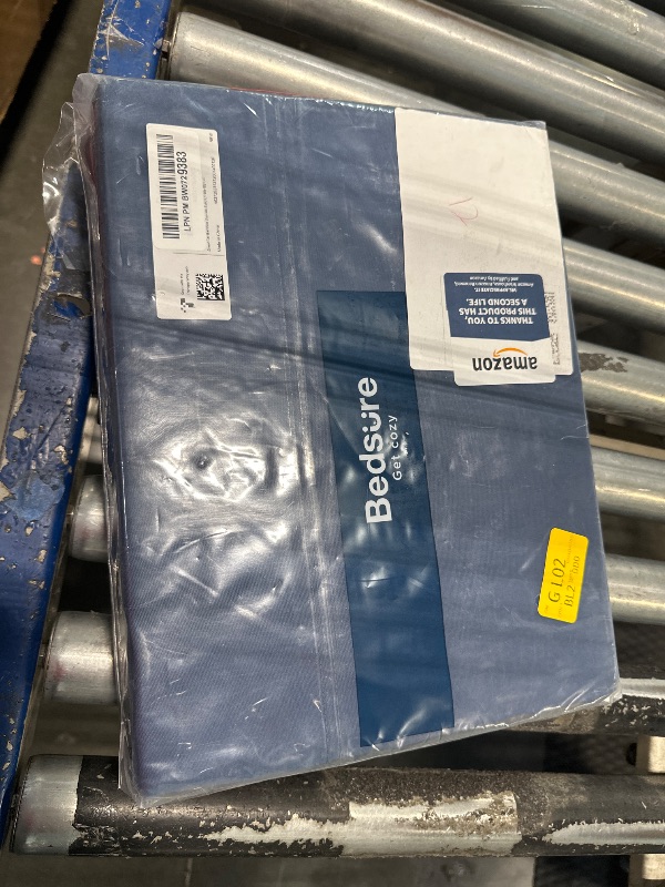 Photo 2 of ***USED***Bedsure Queen Sheets, Rayon Derived from Bamboo, Queen Cooling Sheet Set, Deep Pocket Up to 16", Breathable & Soft Bed Sheets, Hotel Luxury Silky Bedding Sheets & Pillowcases, Navy