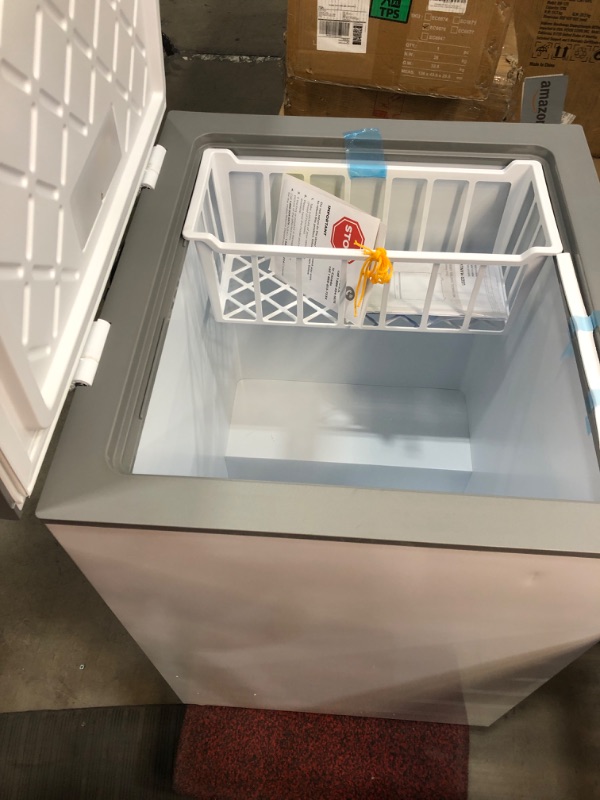 Photo 2 of *******MINOR DAMAGE SHOWN , DENT , DIRTY NEEDS CLEANING **** Midea 10.4-cu ft Garage Ready Manual Defrost Chest Freezer Convertible To Refrigerator (White)
Item #5670196 |

Model #MRC10M5CWW