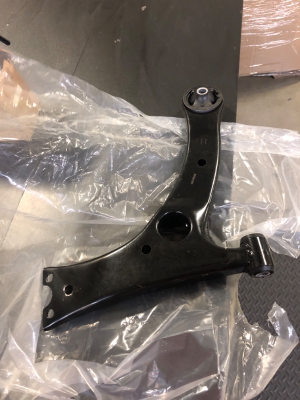 Photo 1 of 1PCS OEM 48068-12290 Right front lower suspension arm Compatible with ZRE15#
