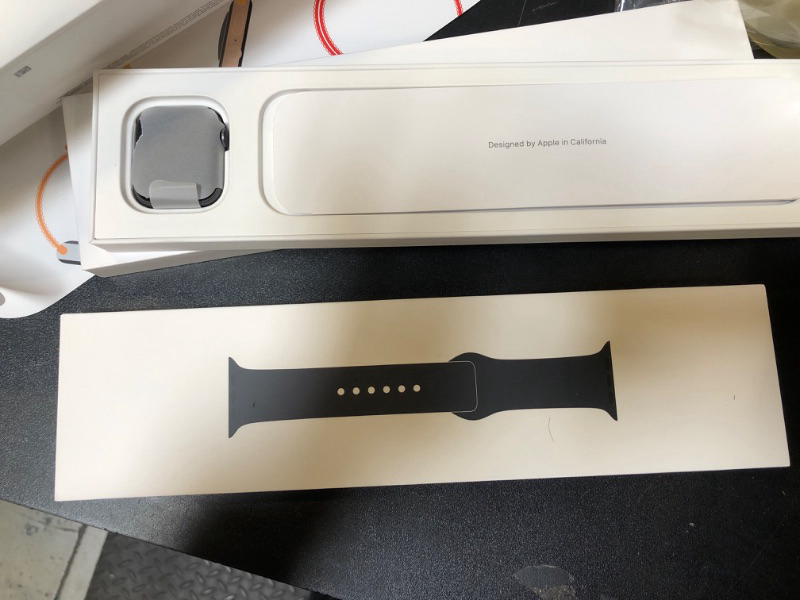 Photo 5 of Apple Watch SE GPS 40mm Space Gray Aluminum Case with Midnight Sport Band