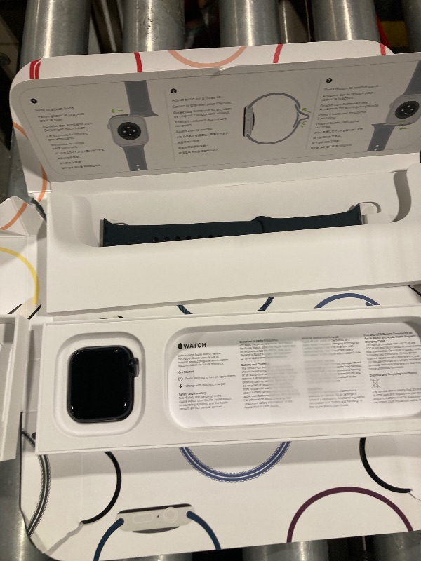 Photo 3 of ***Missing Charger***
Apple Watch SE (2nd Gen) [GPS 40mm] Smartwatch with Midnight Aluminium Case with Midnight Sport Band S/M. Fitness and Sleep Trackers