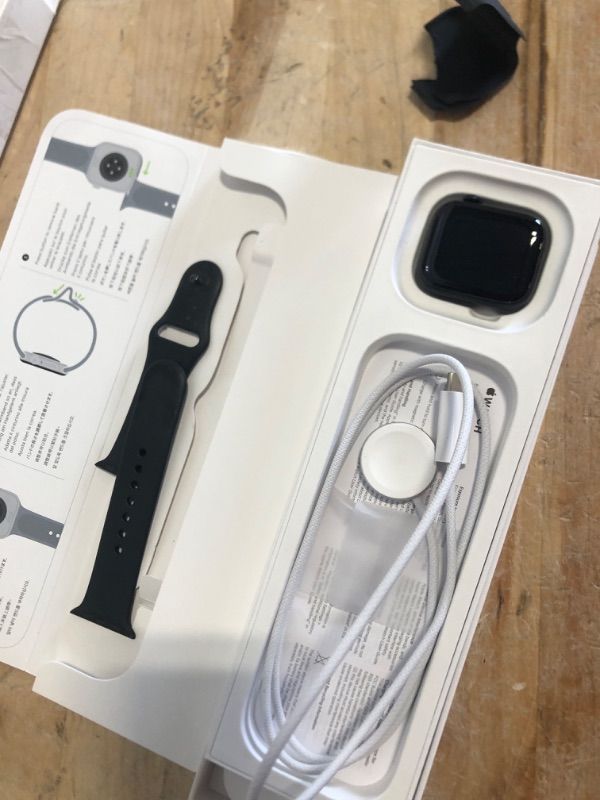 Photo 2 of Apple Watch Series 9 Aluminum Case (2024) 41mm
 