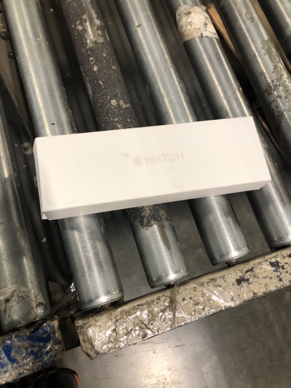 Photo 3 of Apple Watch Series 9 Aluminum Case (2024) 41mm
 