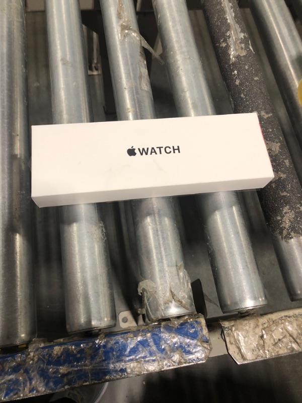 Photo 3 of Apple Watch SE (2nd Gen) [GPS 40mm] Smartwatch with Midnight Aluminium Case with Midnight Sport Band S/M. Fitness and Sleep Trackers