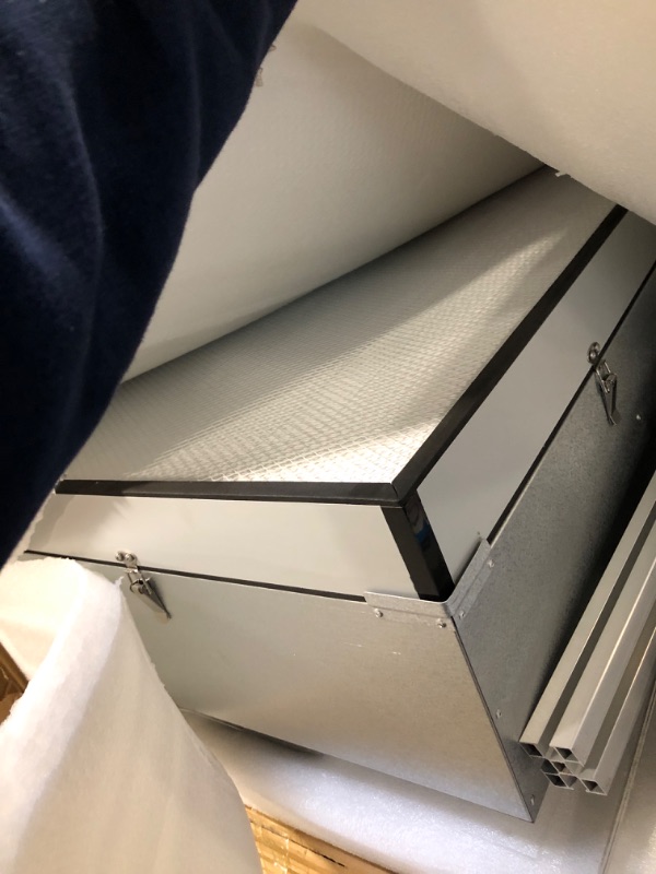 Photo 1 of Vertical Laminar Flow-Hood Fan-Filter-Unit Yzzwer - Clean Bench FFU HEPA Filters for Class 100/ISO 5 Cleanliness in Clean Mycology and Mushroom Room 47.2" x 23.6" x 29" Working Area 
