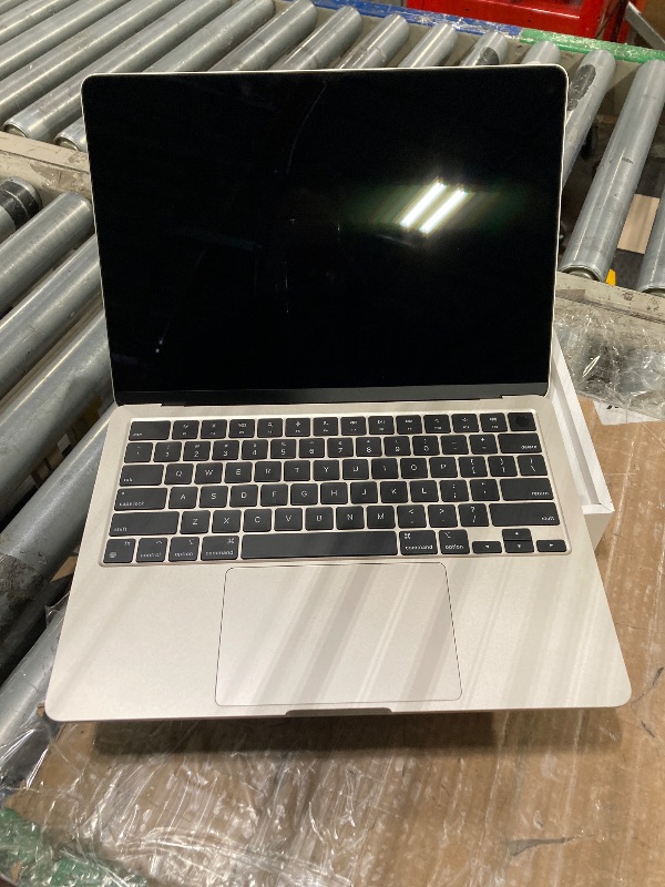 Photo 5 of *** USED ,  IT DOES NOT TURN ON ***  Apple 2022 MacBook Air Laptop with M2 chip: Built for Apple Intelligence, 13.6-inch Liquid Retina Display, 8GB RAM, 512GB SSD Storage, Backlit Keyboard, 1080p FaceTime HD Camera; Starlight