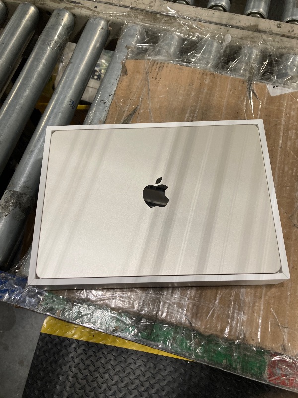 Photo 3 of *** USED ,  IT DOES NOT TURN ON ***  Apple 2022 MacBook Air Laptop with M2 chip: Built for Apple Intelligence, 13.6-inch Liquid Retina Display, 8GB RAM, 512GB SSD Storage, Backlit Keyboard, 1080p FaceTime HD Camera; Starlight