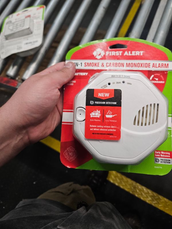 Photo 2 of **USED**
First Alert SMCO100 Battery-Operated Combination Smoke & Carbon Monoxide Alarm, 1-Pack