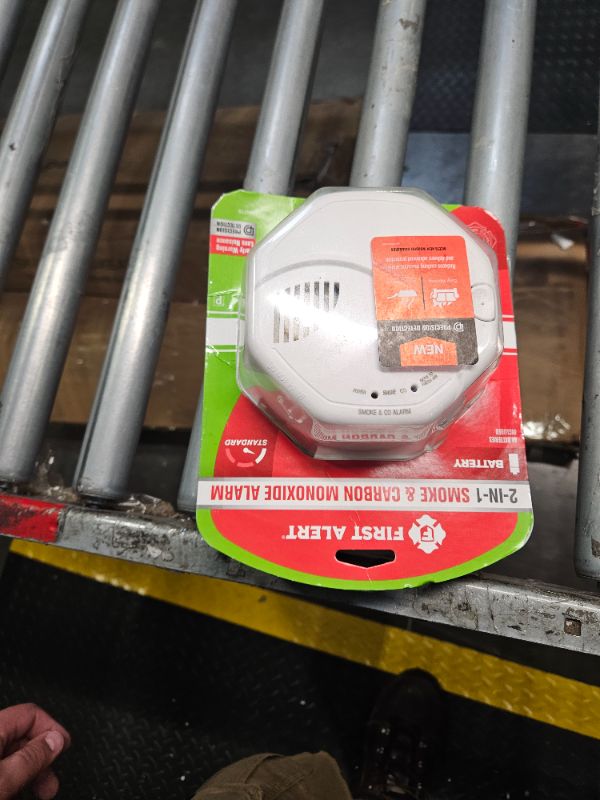 Photo 2 of **USED**
First Alert SMCO100 Battery-Operated Combination Smoke & Carbon Monoxide Alarm, 1-Pack