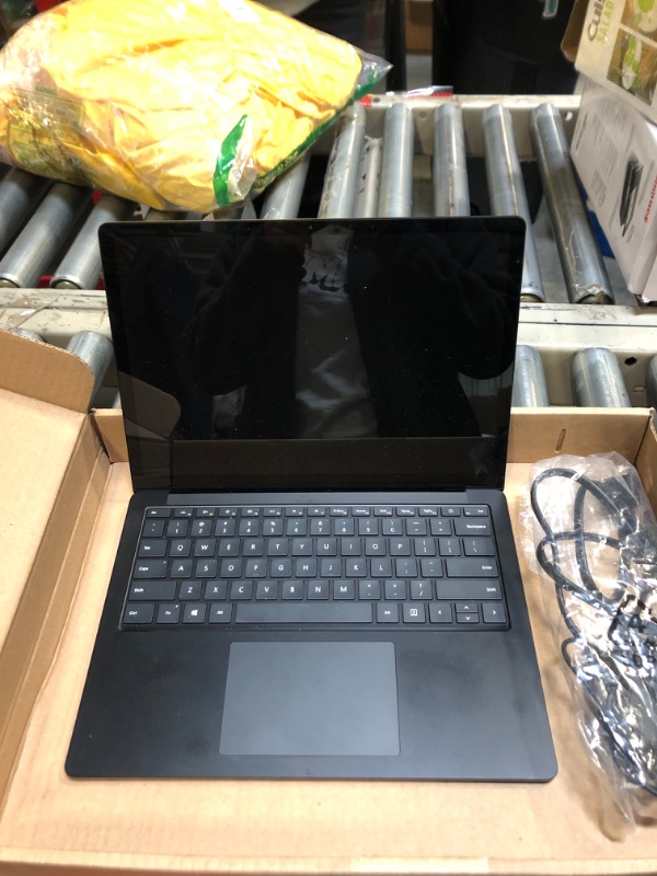 Photo 4 of Microsoft Surface Laptop 3 13.5in Touchscreen Intel i7 16GB RAM 256GB Windows 10 (WILL NEED MASTER RESET)