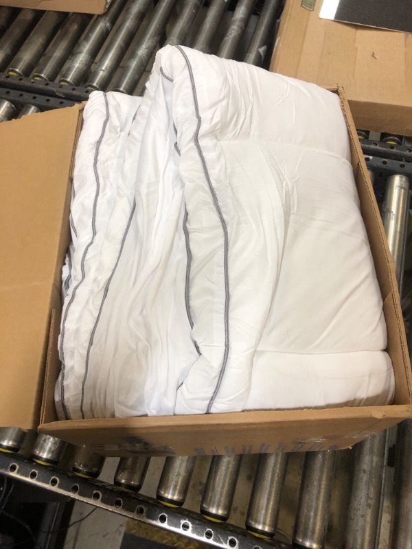 Photo 1 of (UNKNOWN SIZE) WHITE COMFORTER 