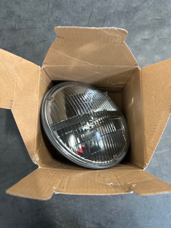 Photo 1 of PEAK H6024 Sealed Beam 6000K LED Headlight