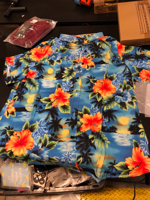 Photo 1 of Summer Button Up Hawaiian Print size XL