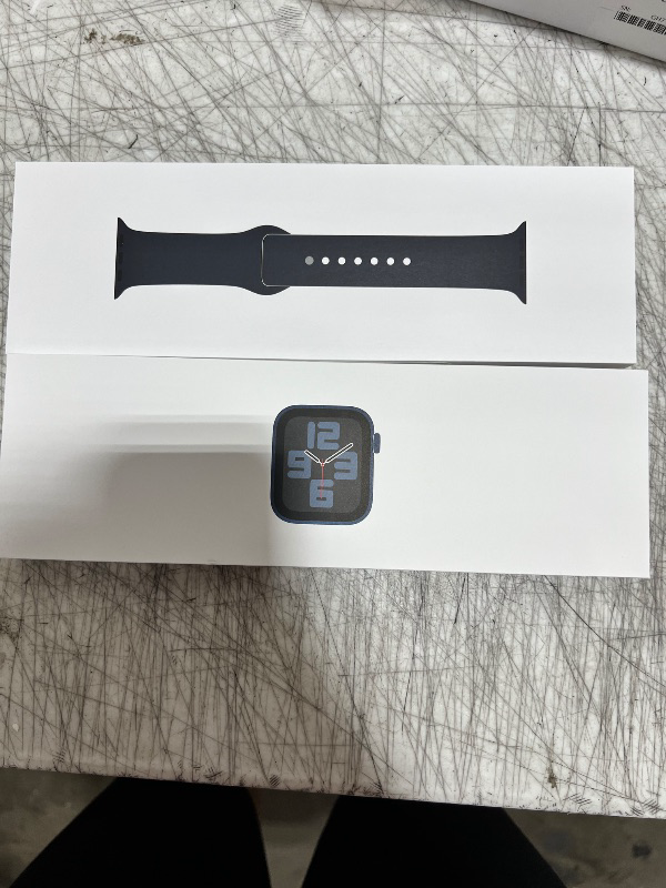 Photo 6 of Apple Watch SE GPS (2023, 2nd Generation) 40mm Midnight Aluminum Case with Midnight Sport Band - S/M
